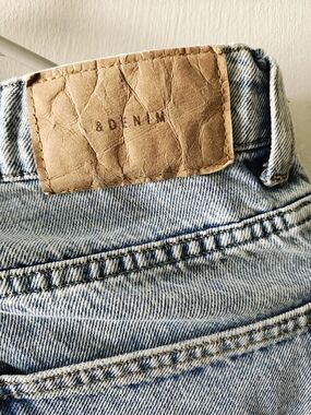 Denim&Co Light Wash Blue Women's Jeans with Brown Leather Patch